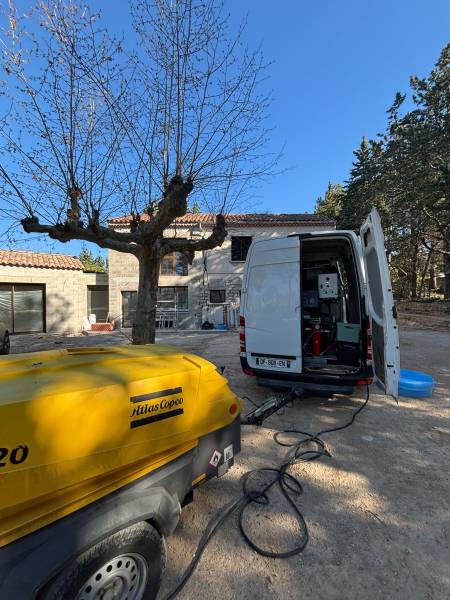 Mousse projetée à Avignon avec épaisseur de 7 à 9 cm pour préparation du sol.