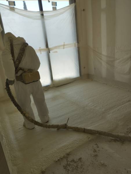 Chantier de mousse projetée à Ceyreste dans une maison individuelle pour une isolation performante et un support parfaitement homogène.