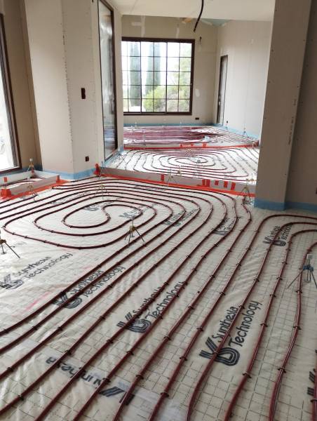 Chantier sol clé en main à Ceyreste : isolation thermique, chauffage au sol Daikin et chape anhydrite avec réservations pour carrelage et parquet.