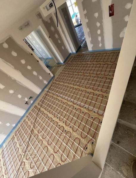 Isolation mousse projetée et plancher chauffant électrique sous chape PRE pour logement en rénovation à Carry-le-Rouet